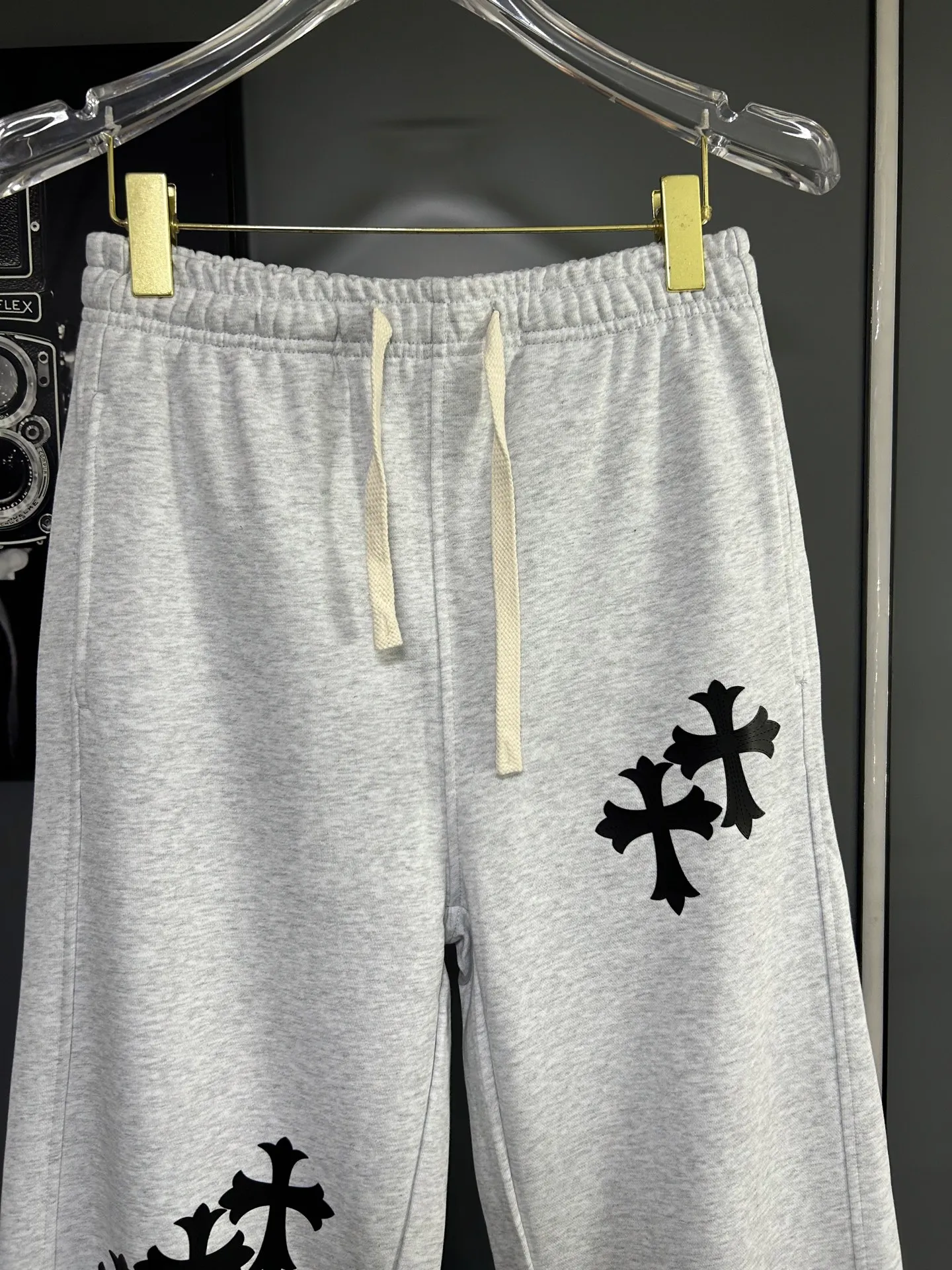 P220 Chrome Hearts 25 new colorful cross-mark loose straight trousers 2025 autumn and winter new embroidered elastic band casual trousers, customized fabrics at the counter. Made of 400g high-version terry fabric, with high breathability and comfort, impeccable details, no pilling and no deformation, brand element design concept, reflecting high quality. It feels delicate and soft! It presents casual tailoring, the same style for men and women, and the upper body shape is awesome! Size: S M L XL Color: Gray